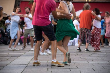 Strasbourg - Fransa - 2 Eylül 2023 Sokakta birkaç dansçı 