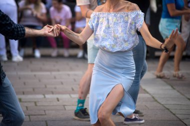 Strasbourg - Fransa - 2 Eylül 2023 Sokakta birkaç dansçı 