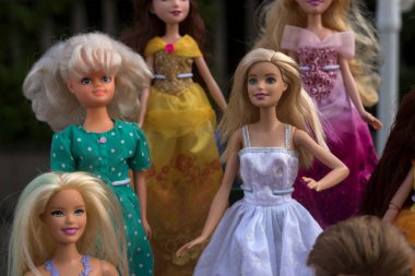 Riedisheim - Fransa - 10 Eylül 2023 - Sokaktaki bit pazarında Barbie bebek koleksiyonu
