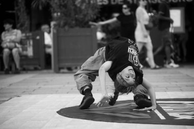 Strasbourg - Fransa - 9 Eylül 2023 - Sokaktaki genç hip hop dansçılarının portresi