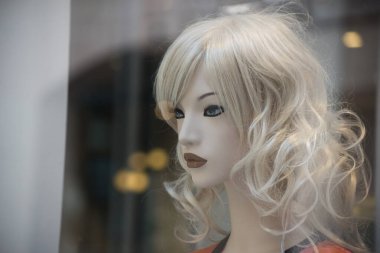 Bir kadın moda mağazasında sarı saç modelinin yakın çekimi.