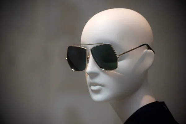 Zbliżenie Okularów Przeciwsłonecznych Manekin Sklepie Modą Swhowroom Dla Kobiet — Zdjęcie stockowe
