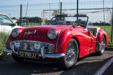 Pfaffenheim - Fransa - 1 Ekim 2023 - Kırmızı Zafer Roadster arabasının önü sokağa park edildi