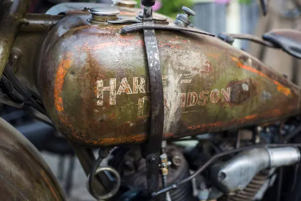 ファフェンハイム フランス 2023年10月1日 屋外でのハーレーダビッドソンバイクの錆ついたタンクの閉鎖 — ストック写真