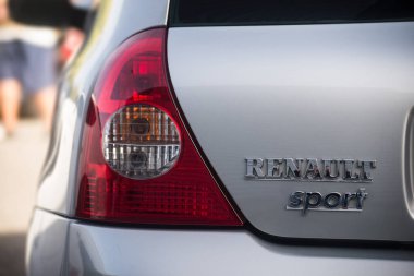 Mulhouse - Fransa - 8 Ekim 2023 - Gri Renault Clio arabasının park yeri belirlendi 