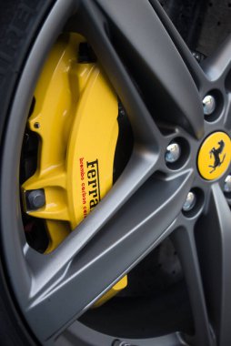Mulhouse - Fransa - 8 Ekim 2023 - Ferrari arabasının direksiyonunda sarı fren yakın çekim