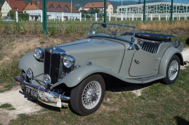 Mulhouse - Fransa - 8 Ekim 2023 - Caddeye park edilmiş MG Roadster arabasının ön görüntüsü