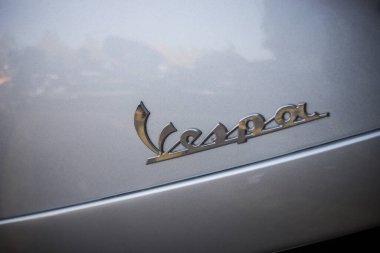 Mulhouse - Fransa - 8 Ekim 2023 - Sokakta park etmiş gri scooter üzerinde Vespa logosu 