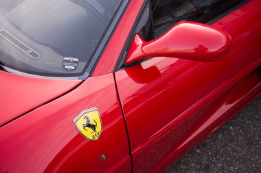Mulhouse - Fransa - 8 Ekim 2023 - Sokağa park edilmiş kırmızı lüks spor arabanın ferrari logosu
