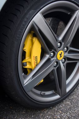 Mulhouse - Fransa - 8 Ekim 2023 - Ferrari arabasının direksiyonunda sarı fren yakın çekim