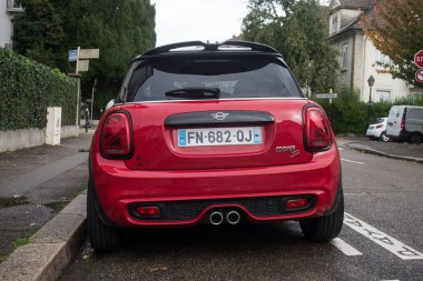 Mulhouse - Fransa - 11 Kasım 2023 - Caddeye park etmiş kırmızı mini Cooper SD 'nin arka görüntüsü