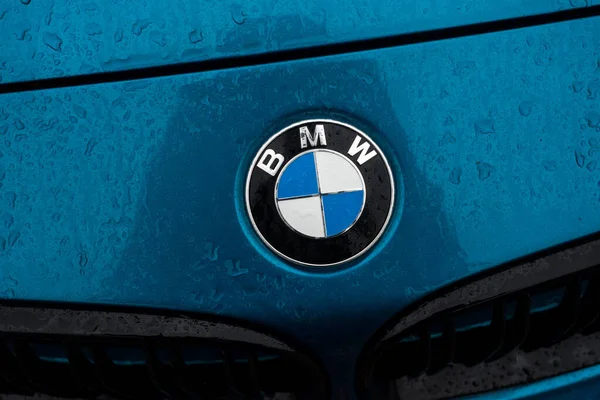 Mulhouse - Fransa - 12 Kasım 2023 - Mavi arabanın üzerindeki bmw logosuna yağmur damlaları 
