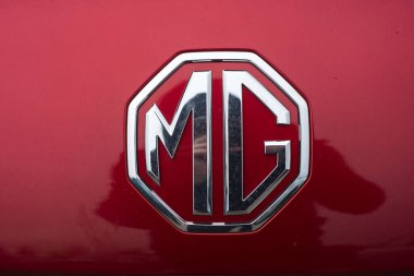 Mulhouse - Fransa - 12 Kasım 2023 - Kırmızı arabanın MG logosunun kapatılması