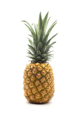 Beyaz zemin üzerinde izole edilmiş organik ananas yakın plan