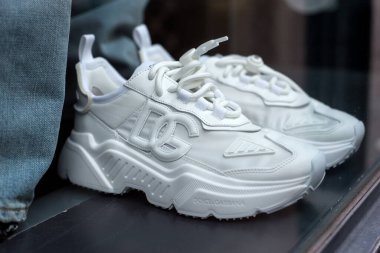 Mulhouse - Fransa - 24 Aralık 2023 Dolce Gabbana spor ayakkabıları bir moda mağazasında kapalı.