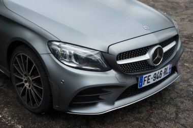 Mulhouse - Fransa - 24 Aralık 2023 - Caddeye park etmiş gri Mercedes Benz amg arabasının ön görüntüsü