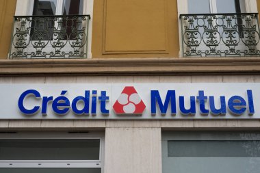 Mulhouse - Fransa - 7 Ocak 2024 - Banka acentesinin dış cephesindeki Credit mutiuel tabelasının kapatılması