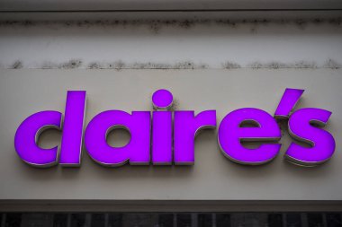 Mulhouse - Fransa - 7 Ocak 2024 - Claire 's Logo' nun caddedeki kuyumcunun önündeki kapanışı