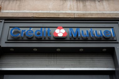 Strasbourg - Fransa - 13 Ocak 2024 - Bankanın dış cephesindeki Credit mutiuel tabelasının kapatılması