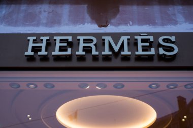 Strasbourg - Fransa - 13 Ocak 2024 - Hermes logosunun caddedeki lüks mağaza girişine yakın plan
