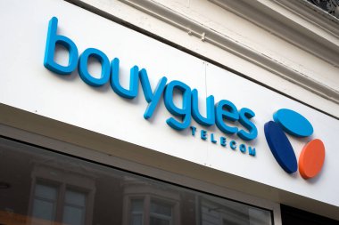 Mulhouse - Fransa - 21 Ocak 2024 - Caddedeki dükkanın önündeki Bouygues telekom logosunun kapatılması  