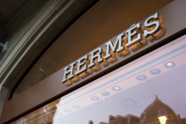 Strasbourg Fransa - 3 Şubat 2024 - Hermes logosunun caddedeki lüks mağaza girişine yakın plan