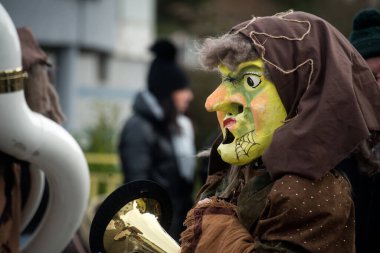 Ridiesheim - Fransa - 2 Şubat 2024 - Maskeli insan portresi 