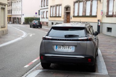 Mulhouse - Fransa - 18 Şubat 2024 - Gri Peugeot 2008 SUV arabasının arka görüntüsü
