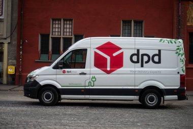 Basel - İsviçre - 21 Şubat 2024 DPD dağıtım aracı Mercedes 'in profil görüntüsü