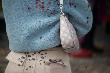 Basel - İsviçre - 21 Şubat 2024 - Pembe deri deri tahmin çantasına yakın çekim.