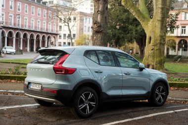 Mulhouse - Fransa - 25 Şubat 2024 - Gri Volvo XC 40 'ın sokak manzarası