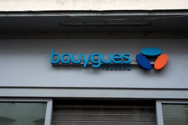 Lille - Fransa - 28 Şubat 2024 - Caddedeki dükkanın önündeki Bouygues telekom logosunun kapatılması  