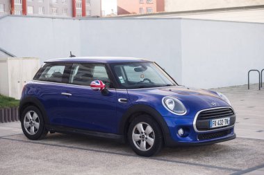 Malo les bains - Fransa - 27 Şubat 2024 - Caddeye park etmiş mavi mini Cooper 'ın ön manzarası