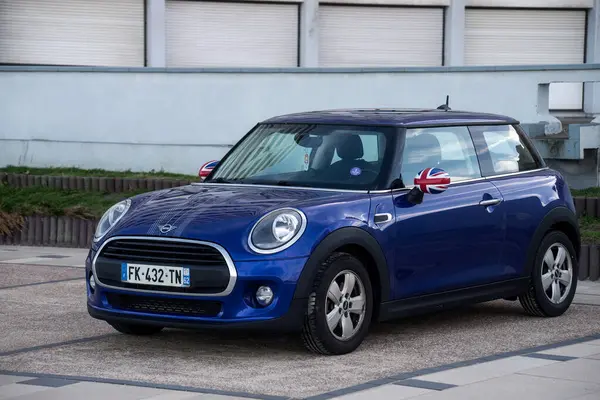 Malo les bains - Fransa - 27 Şubat 2024 - Caddeye park etmiş mavi mini Cooper 'ın ön manzarası