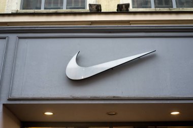 Lille - Fransa - 28 Şubat 2024 - Nike logosunun caddenin önündeki dükkana yakın çekimi
