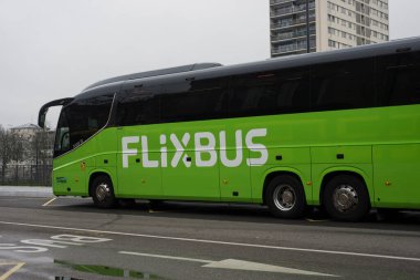 Mulhouse - Fransa - 7 Mart 2024 - Caddedeki tren istasyonunun önüne park etmiş yeşil otobüsün profil görüntüsü 