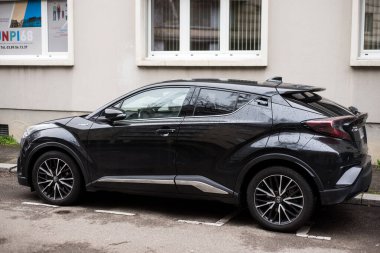 Mulhouse - Fransa - 7 Mart 2024 - sokağa park etmiş siyah Toyota C-Hr melezinin profil görüntüsü  