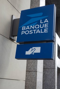 Strasbourg - Fransa - 9 Mart 2024 - Teşkilat cephesinde Fransız posta bankasının logosunun kapatılması 