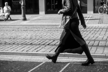 Sokakta yürüyen genç kadın bacakları.