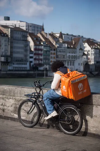 Basel Schweiz Mars 2024 Porträtt Leverera Man Med Orange Ryggsäck Stockbild