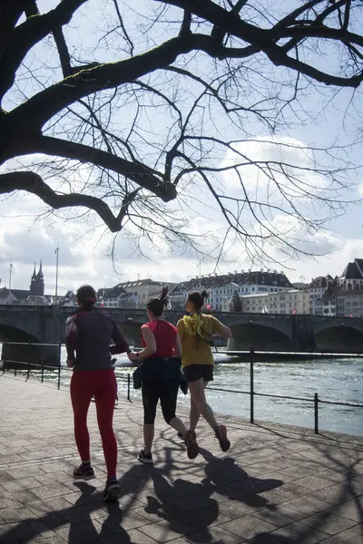Basel Schweiz Mars 2024 Grupp Människor Som Springer Gatan Gränsfloden Royaltyfria Stockbilder