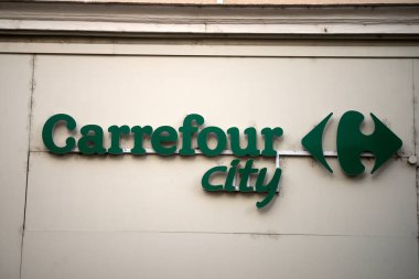 Mulhouse - Fransa - 24 Mart 2024 - Caddenin önündeki dört numaralı araba tabelasına yakın çekim