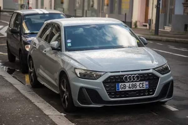 Mulhouse Frankrijk Maart 2024 Vooraanzicht Van Grijze Audi Geparkeerd Straat Rechtenvrije Stockfoto's
