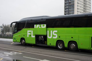 Mulhouse - Fransa - 31 Mart 2024 - Otobüs durağında devriye gezen yeşil flixbus 'un profil görüntüsü 