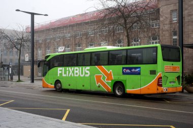 Mulhouse - Fransa - 2 Nisan 2024 - sokağa park edilmiş yeşil film otobüsünün profil görüntüsü