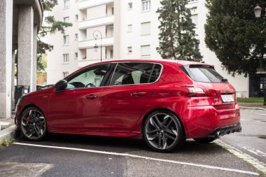 Mulhouse - Fransa - 2 Nisan 2024 - sokağa park etmiş kırmızı peugeot 308 GTI 'nin profil görüntüsü