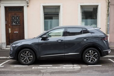 Mulhouse - Fransa - 2 Nisan 2024 - Gri Kia spor SUV aracının caddeye park edilmiş görüntüsü