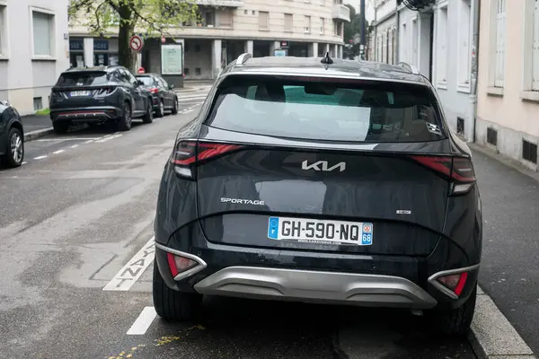 Mulhouse フランス 2024年4月2日 ストリートに駐車された灰色のキア散歩Suv車のリアビュー — ストック写真