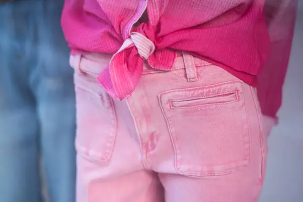 Primer Plano Pantalones Rosados Camisa Rosa Maniquí Una Sala Exposición Imagen de archivo