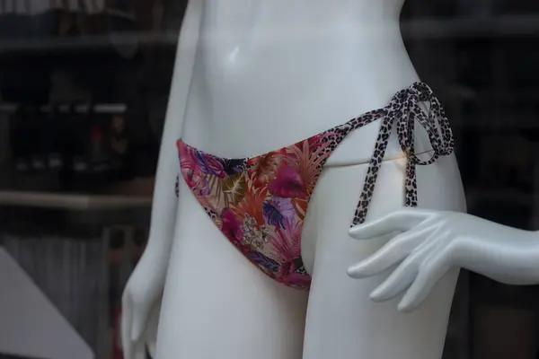 Primer Plano Descarado Impreso Bikini Maniquí Una Sala Exposición Tienda Fotos de stock